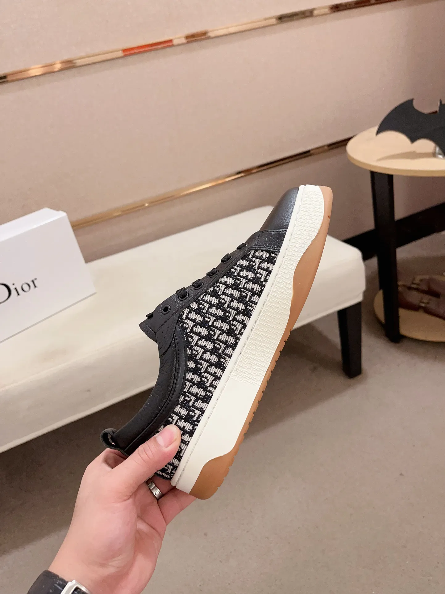 Factory price: 420💰[Dior·Dior] New casual sports style men's shoes, new spring and summer design, perfect workmanship, lace-up lazy style to create wardrobe quality, upper: imported first-layer cowhide, sheepskin lining is soft and comfortable, ultra-light TPU wear-resistant outsole, simple, versatile fashion men's shoes, excellent color code number 38--44. (Can be customized for 45 non-refundable)